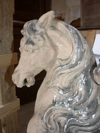 Détail du groupe après dépose : cheval de saint Martin.