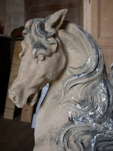 Détail du groupe après dépose : cheval de saint Martin.