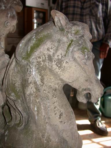 Détail du groupe après dépose : cheval de saint Martin.