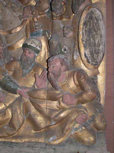 Détail de la Crucifixion (caisse centrale, partie supérieure) : soldats se partageant les vêtements du Christ.