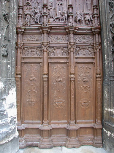 Partie inférieure du vantail de gauche en cours de restauration (atelier Lehuen, 2002).