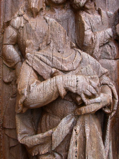 Détail du vantail de gauche en cours de restauration : essais de teinte par l'atelier Lehuen en 2002 sur un des panneaux (Guérison d'un boiteux par saint Pierre).