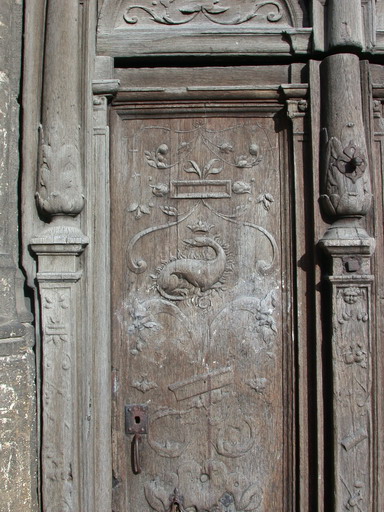 Détail du vantail de droite avant la restauration de 2002 : panneau du portillon avec la Salamandre de François Ier.