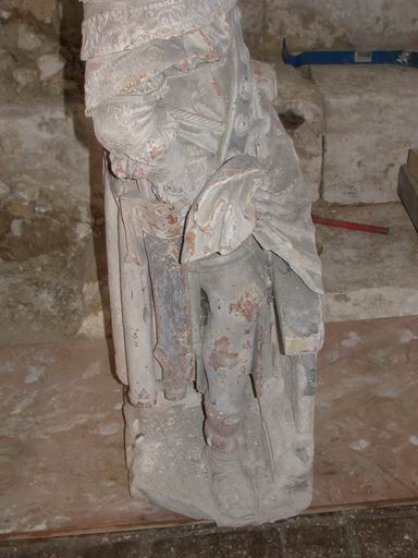 Groupe sculpté en cours de dépose (atelier Giordani, décembre 2005), détail : partie inférieure du Joseph d'Arimathie vue de trois-quarts.