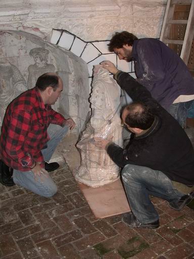 Groupe sculpté en cours de dépose (atelier Giordani, décembre 2005), détail : protection du Nicodème avant transport en atelier.