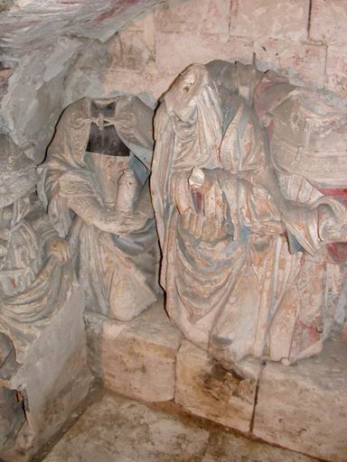 Groupe sculpté en cours de dépose (atelier Giordani, décembre 2005) : sainte femme, la Vierge, saint Jean l'Evangéliste.