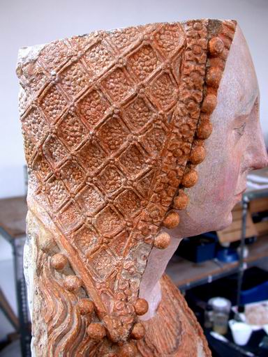 Détail de la coiffe en cours de restauration (atelier Julie André, 2006).