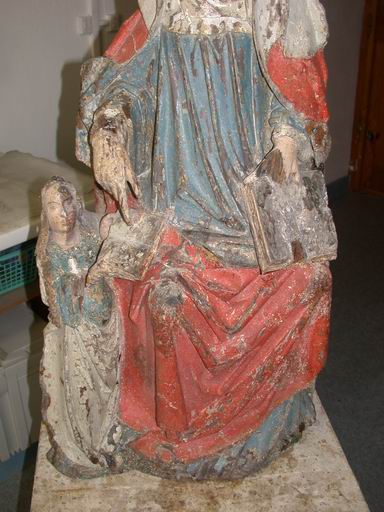 groupe sculpté : Sainte Anne et la Vierge ou l'éducation de la Vierge, partie inférieure du groupe, en cours de dégagement (atelier Giordani, 2004)