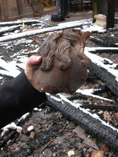 Elément de la statue brisée après l'incendie de février 2005.