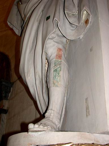 Fenêtres ouvertes sur la jambe gauche du Moïse lors de la restauration de C. Karoutzos en 1997.