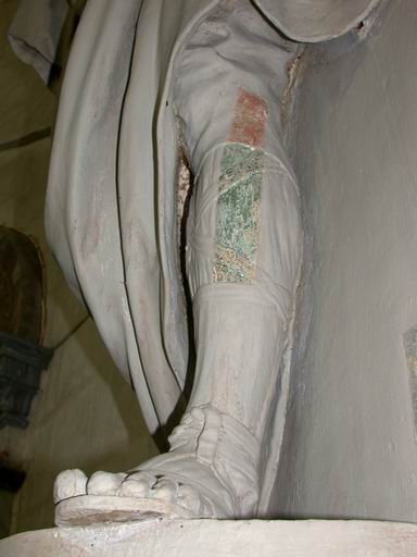 Fenêtres ouvertes sur la jambe gauche du Moïse lors de la restauration de C.Karoutzos, en 1997.