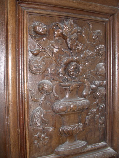 Panneau du battant de la cuve : pot à fleurs.