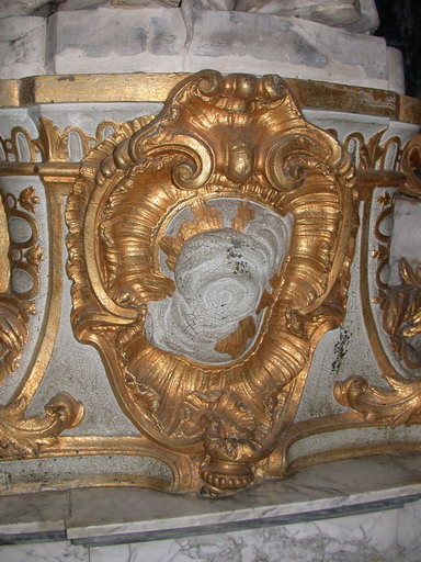 Détail du socle de la statue.