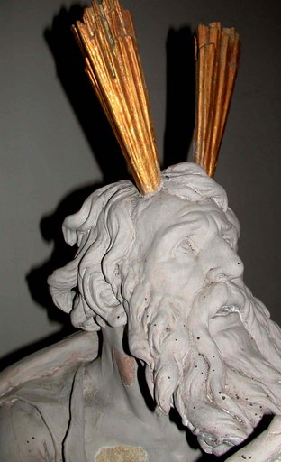 Tête de trois-quarts avant restauration.