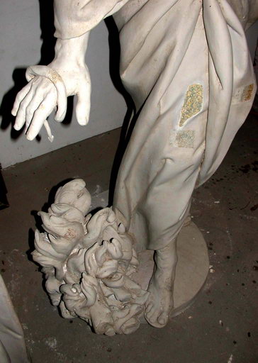 Partie inférieure de la statue, avant restauration.