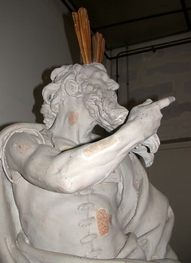 Partie supérieure de la statue, avant restauration.