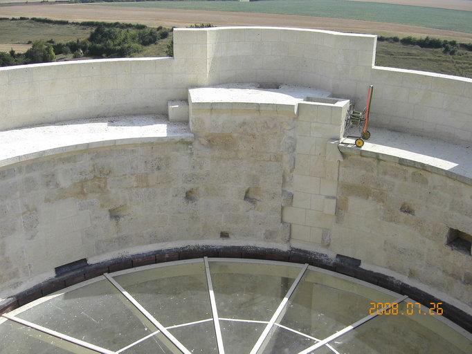 Vue intérieure du sommet et mâchicoulis, en fin de restauration.