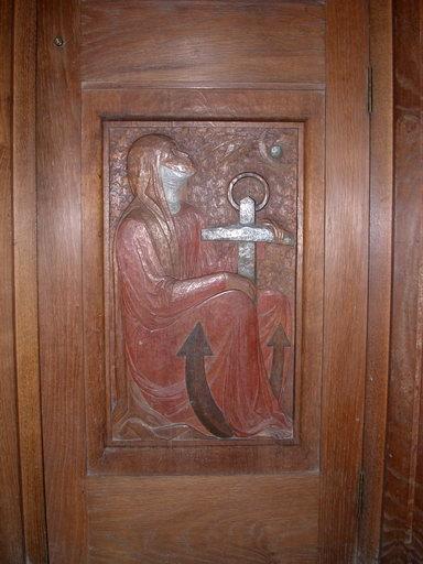 Détail du décor de la porte, partie inférieure : femme avec une ancre. - © Monuments historiques