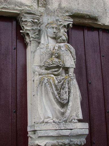 Vierge à l'Enfant adossée au trumeau du portail de la façade ouest.