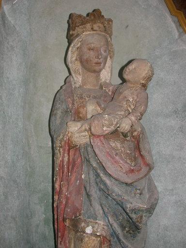 Vue de trois-quarts gauche de la partie supérieure de la statue de la Vierge à l'Enfant.