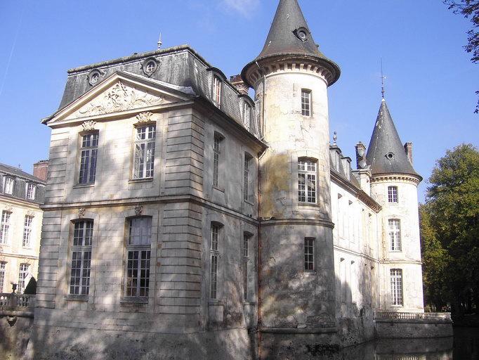 Vue d'ensemble de la façade est, depuis le sud-est.