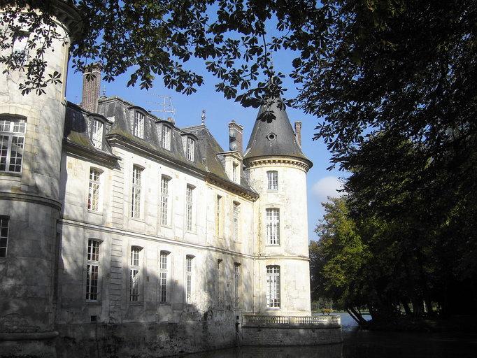 Vue d'ensemble de la façade est, depuis le sud-est.