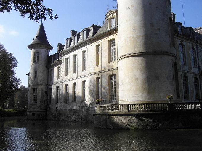 Vue d'ensemble de la façade est, depuis le nord-est.