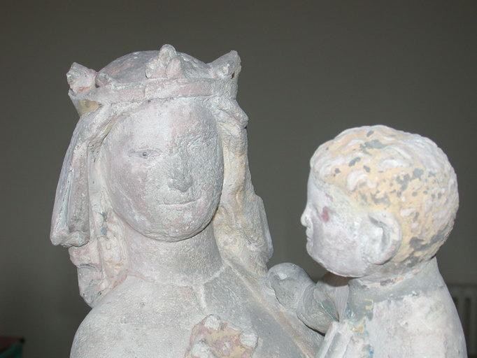 Vue de la tête de la Vierge et de l'Enfant.
