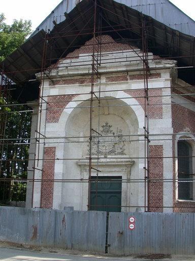 Vue de la façade principale, couverte d'un parapluie pour la restauration du dôme.