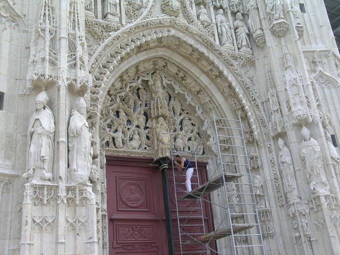 Portail de la façade occidentale : vue d'ensemble, en cours de restauration.