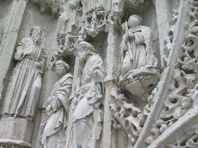 Statues encadrant la Trinité, côté nord : apôtre, saint Pierre, saint Jacques-le-Majeur et l'abbé Eustache le Quieux, priant : vue d'ensemble, après restauration. - Numéros 21, 11, 12 et 9 dans la numérotation de G. Durand (La Picardie historique et monumentale. 4, 1907-1911).