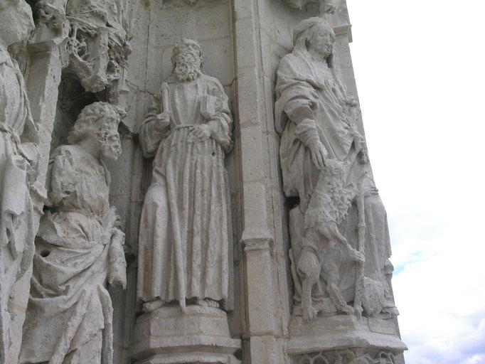 Statues encadrant la Trinité, côté sud : apôtre (saint Jude ou saint Thomas) et Cardinal (saint Jérôme ?) : vue d'ensemble, après restauration. - Numéros 22 et 39 dans la numérotation de G. Durand (La Picardie historique et monumentale. 4, 1907-1911).