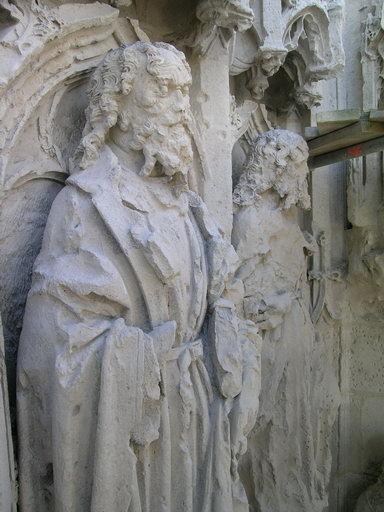 Statues encadrant la Trinité, côté sud : apôtre : partie supérieure, en cours de restauration. - Numéro 19 dans la numérotation de G. Durand (La Picardie historique et monumentale. 4, 1907-1911).