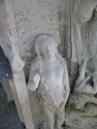 Etage du beffroi, partie centrale côté nord : statue d'Eve : vue d'ensemble après restauration. - Numéro 27 dans la numérotation de G. Durand (La Picardie historique et monumentale. 4, 1907-1911).