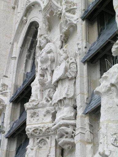 Etage du beffroi, partie centrale : statues de saint Michel et de Moïse : vue d'ensemble, après restauration. - Numéros 28 et 29 dans la numérotation de G. Durand (La Picardie historique et monumentale. 4, 1907-1911).