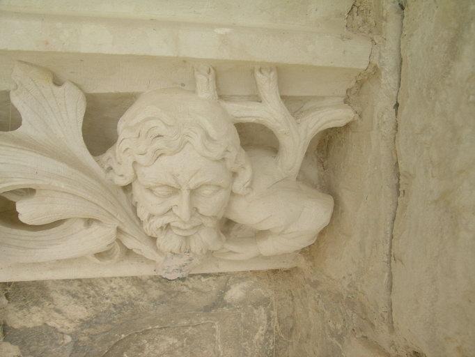 Travée latérale sud du massif occidental : extrémité droite de la corniche située au-dessus de la statue de sainte Geneviève : tête d'homme, après restauration.