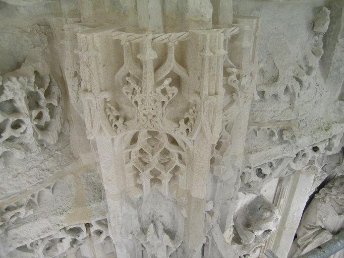 Partie centrale du massif occidental, couronnement du groupe de la Trinité : élément du dais d'architecture, en cours de restauration.