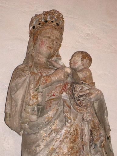 Vue de la partie supérieure de trois-quarts gauche.