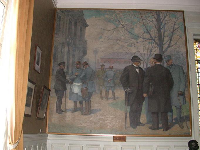 Tableau (toile marouflée) de Lucien Jonas (1936) représentant les participants français attendant à l'extérieur de l'hôtel de ville de Doullens. Le groupe de gauche est composé de Raymond Poincaré, général Foch et général Weygan, celui de droite de Georges Clémenceau, Albert Rousé (sénateur-maire de Doullens), Louis Loucheur et général Pétain.