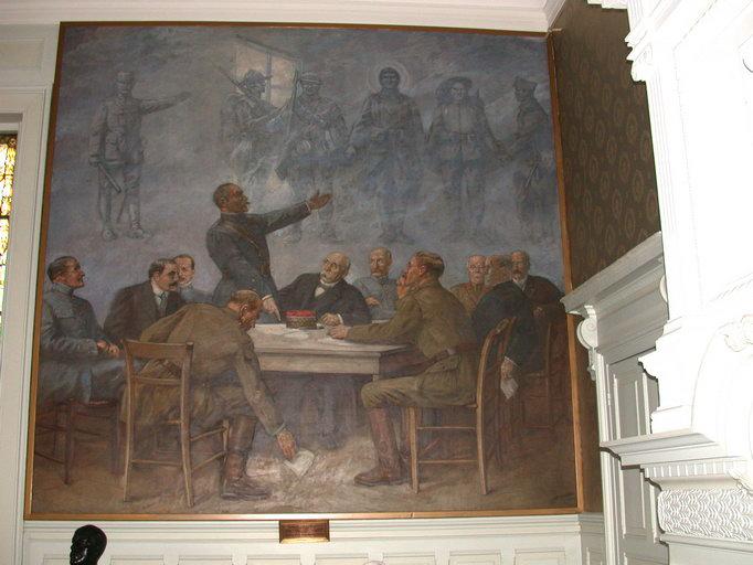 Tableau (toile marouflée) de Lucien Jonas (1937) représentant la conférence tenue dans l'hôtel de ville de Doullens, avec ses onze participants qui sont, de gauche à droite : général Mordacq, Louis Loucheur, général Weygand, général Foch (debout), général Wilson, Georges Clémenceau, général Pétain, général Montgomery, maréchal Douglas Haig, Raymond Poincaré et Lord Milner.