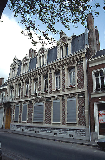 Façade sur rue, donnant sur le boulevard Carnot.