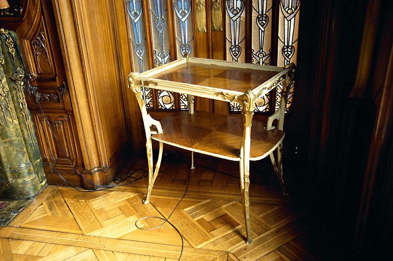 Petit salon, rez-de-chaussée : petite table-desserte. - (c) Monuments historiques, ADAGP, 1996