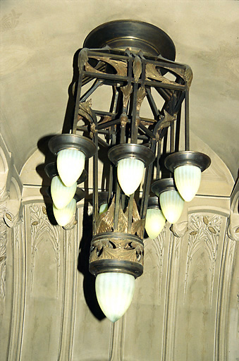 Grand escalier d'honneur : lustre en bronze doré, ornant le plafond, avec luminaires en pâte de verre. - (c) Monuments historiques, ADAGP, 1996