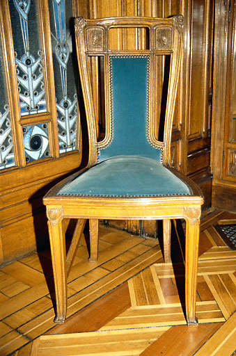 Salle à manger, rez-de-chaussée : chaise en bois sculpté, à motifs de branches et de pommes-de-pin. - (c) Monuments historiques, ADAGP, 1996