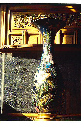 Salle à manger, rez-de-chaussée : vase à motif floral. - (c) Monuments historiques, ADAGP, 1996