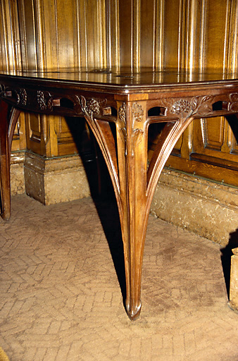 Vestibule : table en bois sculpté, à motifs d'hortensias. - (c) Monuments historiques, ADAGP, 1996