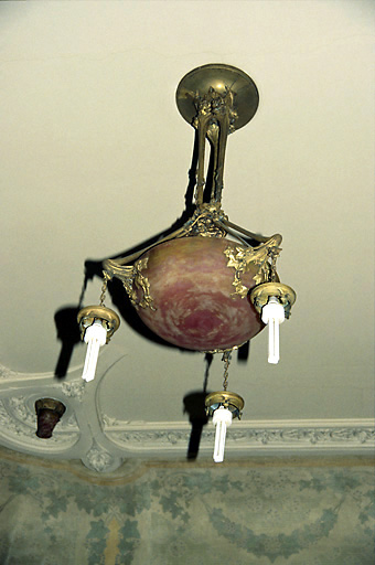 Vestibule : lustre en pâte de verre et bronze ciselé. - (c) Monuments historiques, ADAGP, 1996