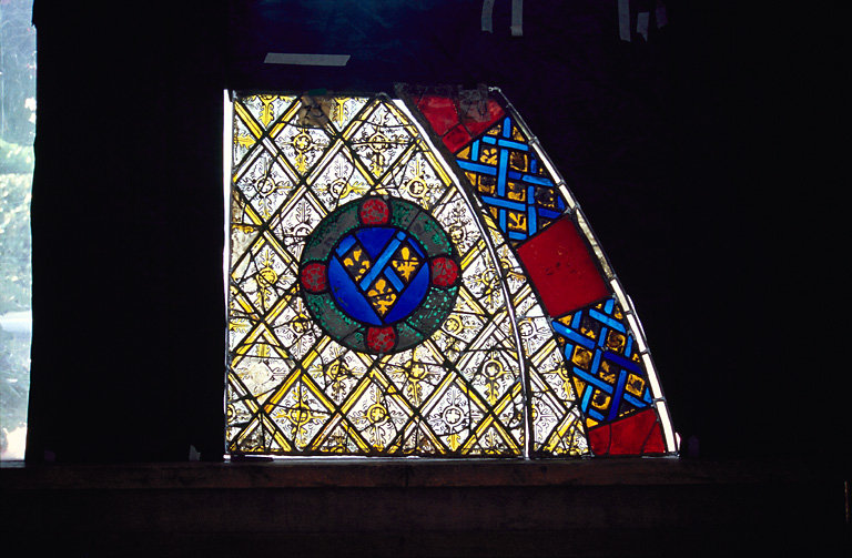 verrière : Panneaux 19, 20 (Ap. R.) quadrillage de jaune d'argent sur lequel se détache des couronnes de feuilles vertes ; bordure : alternance de motif bleus et rouge entre deux filets blanc.