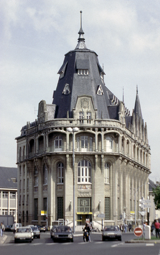 hôtel des Postes : Façade qui fait l'angle de la place.