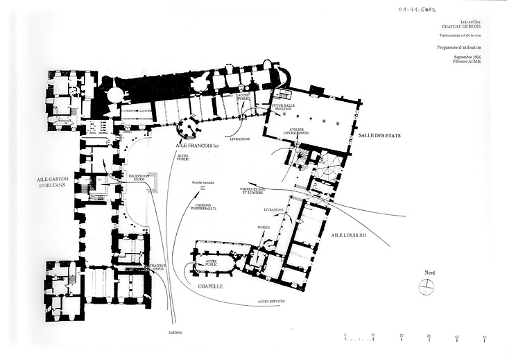 Château : traitement du sol de la cour, programme d'utilisation, plan masse.